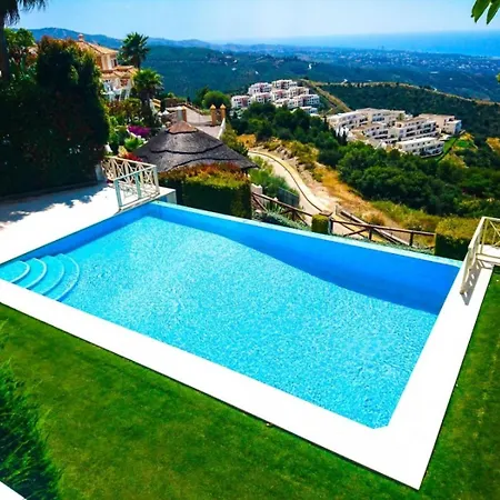 5 Bedrooms And Private Pool In Vakantiehuis Marbella